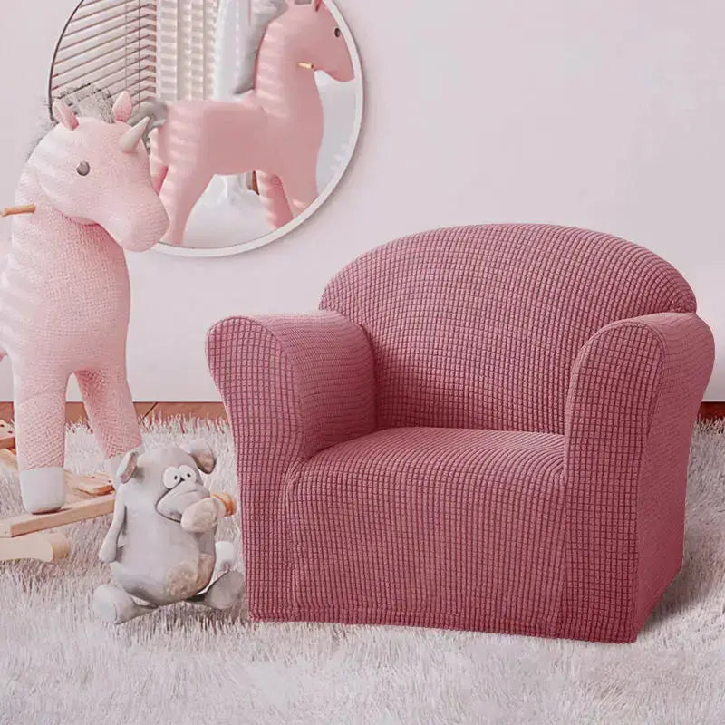 Housse de fauteuil club posée dans un salon lumineux et cosy
